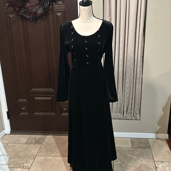 Dresses & Skirts - Vintage Black Velvet Long Sleeved Full Length Holly Bodice Dress
